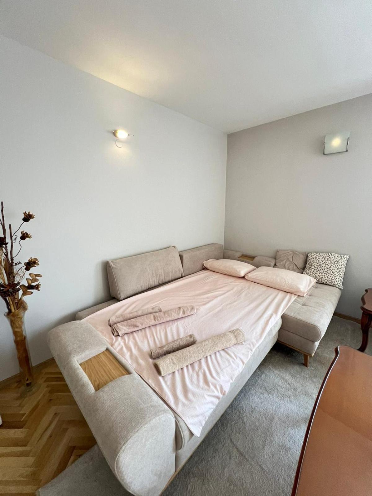 Apartment Lugano Couples Quiet W Free Street Parking *